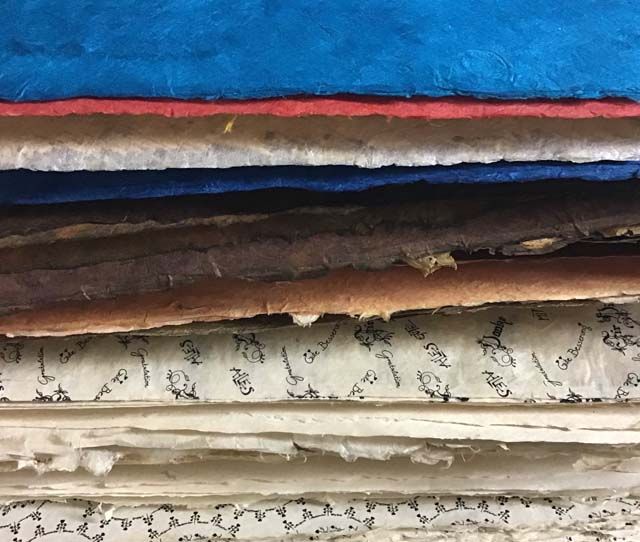 Papierbogen aus handgeschöpftem, pflanzengefärbtem und bedrucktem Papier
