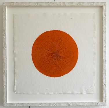 Schriftbild auf orangem und weissem Büttenpapier mit edler Rahmung