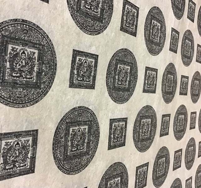 Papierbogen aus handgeschöpftem, pflanzengefärbtem und bedrucktem Papier