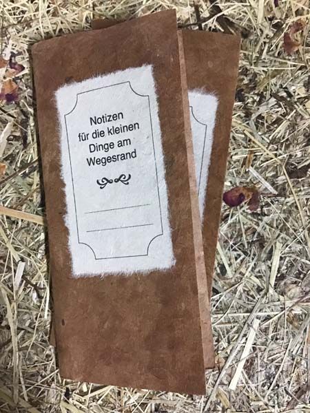 Notizheftchen aus handgeschöpftem, pflanzengefärbtem Papier