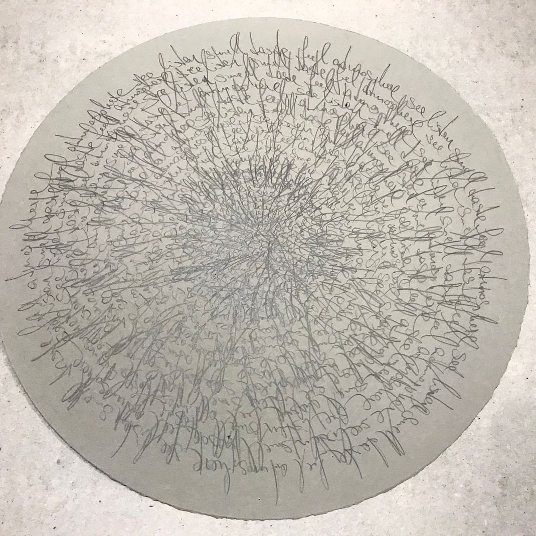 Graphit auf grauem Edelkarton
